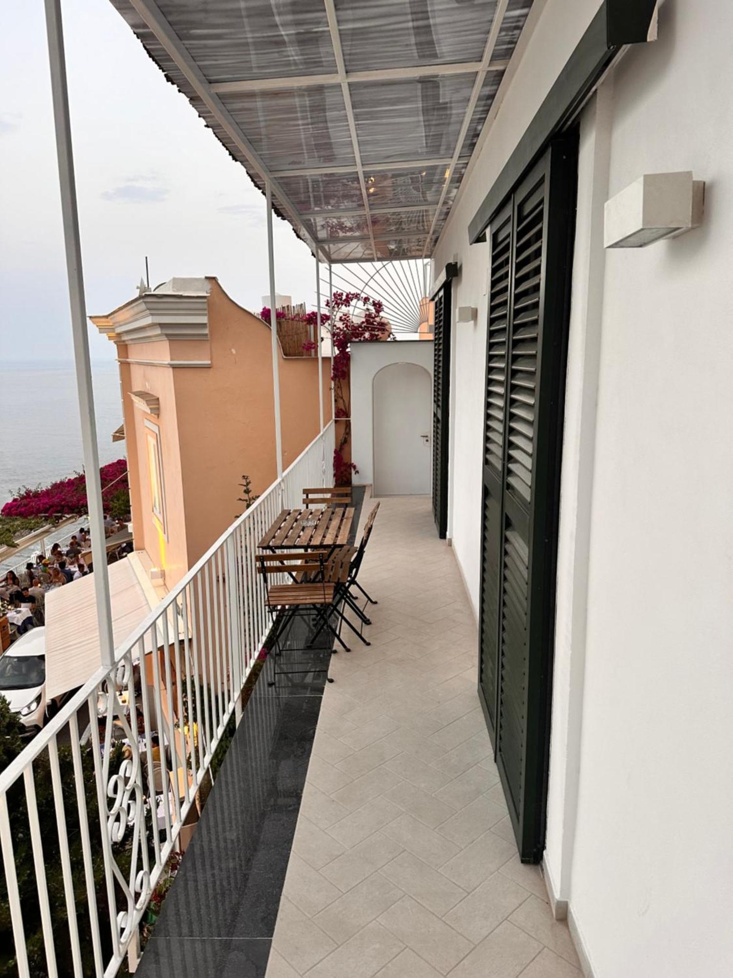 Queen View Apartment - No Kitchen Positano Eksteriør billede